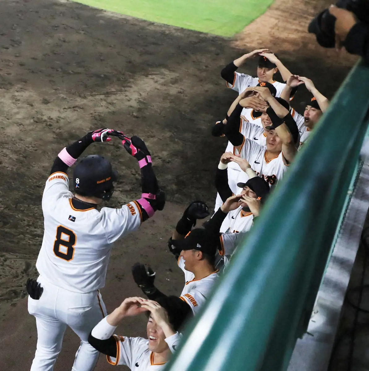 【画像・写真】７回、２ランの丸を出迎える堀田（右奥）ら巨人ナイン