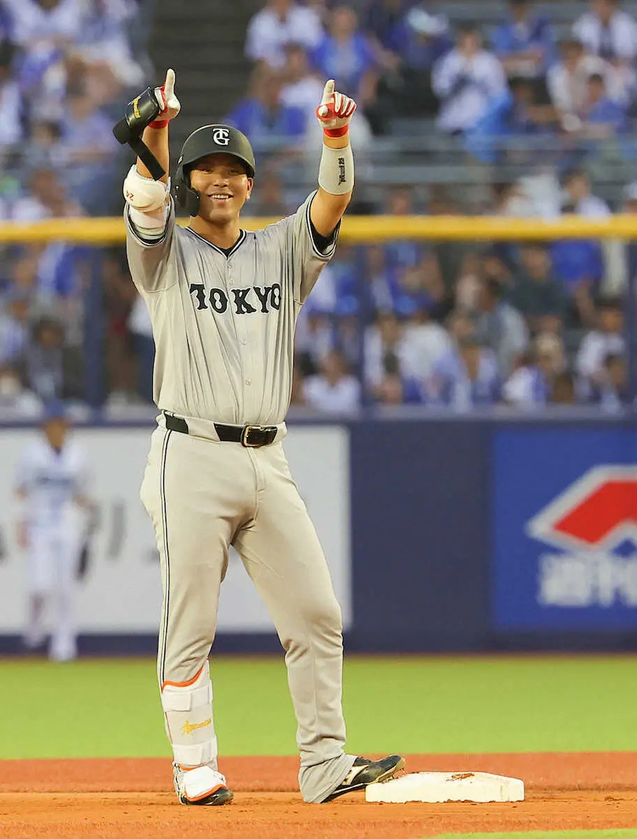 【画像・写真】巨人・大城卓三　4回に先制の適時二塁打を放ってニッコリ　2試合連続で一塁手として出場