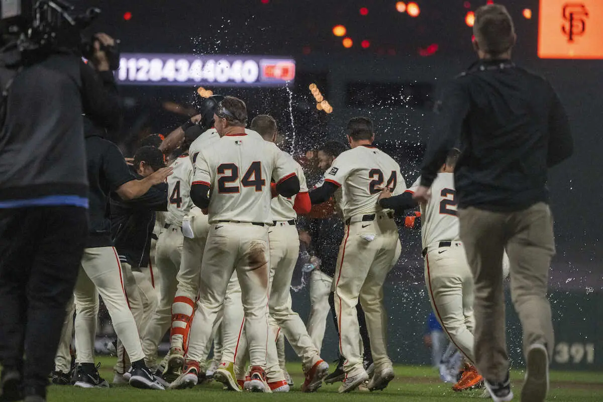 【画像・写真】ジャイアンツ　メイズさん追悼セレモニー　全員背番号「24」で逆転サヨナラ勝ち