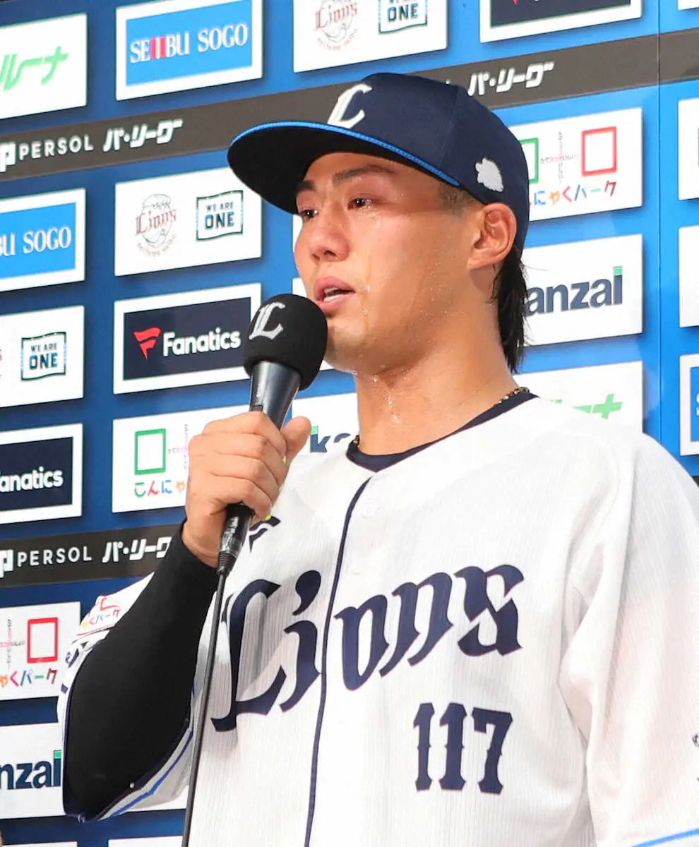 【画像・写真】支配下復帰の西武・牧野が涙のお立ち台　即先発マスクで渡辺との同期バッテリー好リード「スミ1」演出