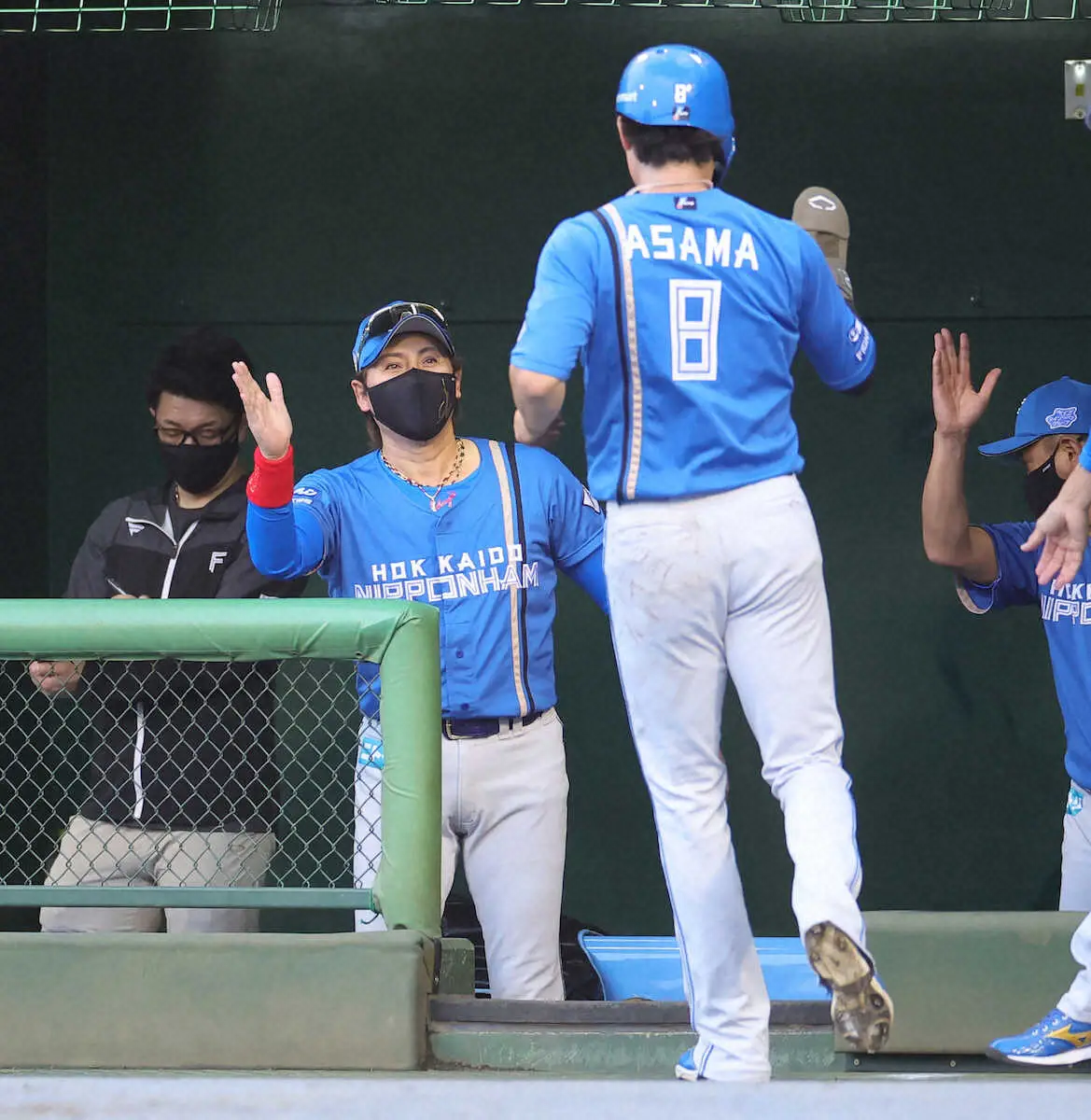 【画像・写真】日本ハム・新庄監督「超一流のスーパープレーです」サヨナラ阻止した五十幡の“ザ背面キャッチ”大絶賛