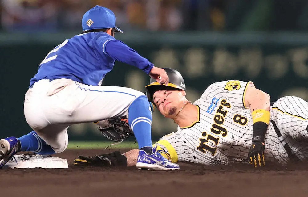 【画像・写真】阪神・佐藤輝が紙一重の積極走塁もアウト!!　岡田監督は苦笑いでリクエスト