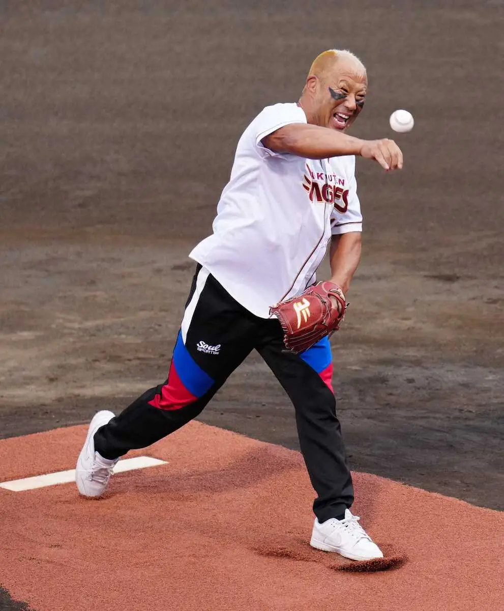 【画像・写真】プロレスラー本間朋晃が始球式　140キロ超えを予告も3バウンドに球場爆笑　銀次氏にコブラツイストも