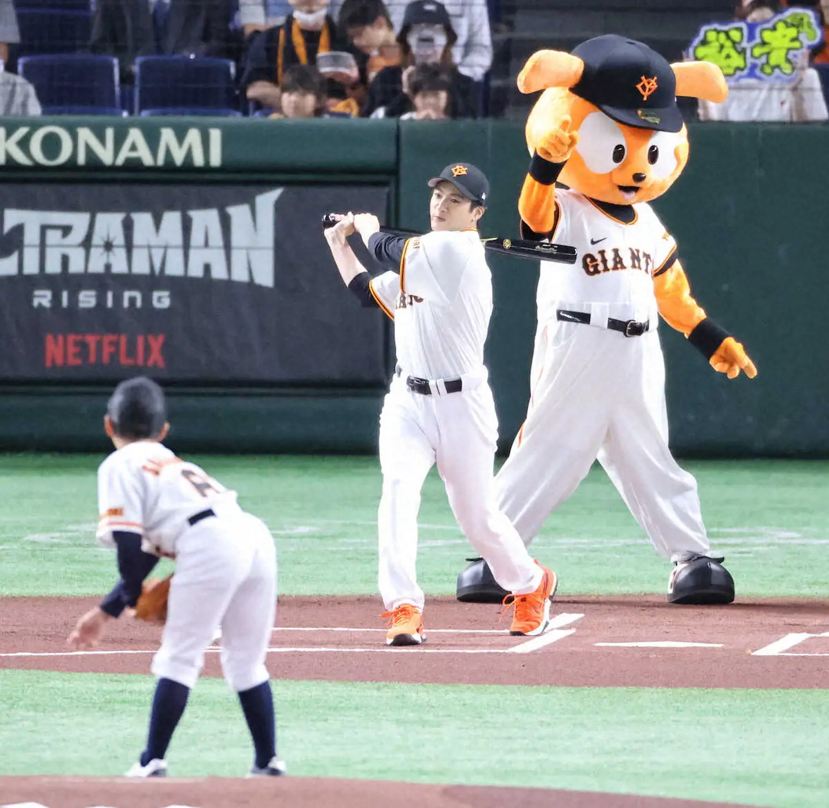 【画像・写真】＜巨・広（10）＞始球式で打席に立つ山田裕貴（撮影・大城　有生希）