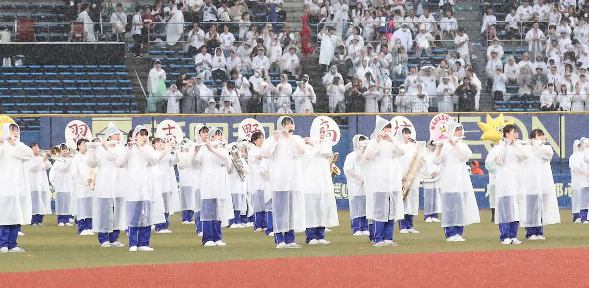 【画像・写真】習志野“美爆音”雨中決行＆試合開始は遅延「風邪引かないで」「雨の中でも凄い」「涙出た」