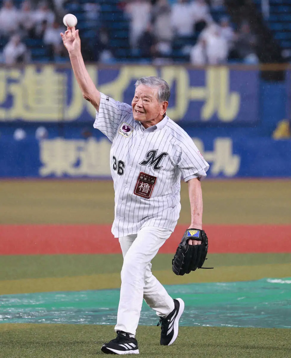 【画像・写真】＜ロ・オ＞試合前に川淵三郎氏がファーストピッチセレモニー（撮影・篠原岳夫）