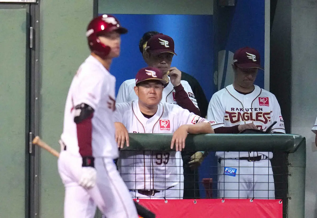 【画像・写真】＜楽・西＞敗戦に厳しい表情の今江監督（中央右）（撮影・木村　揚輔）