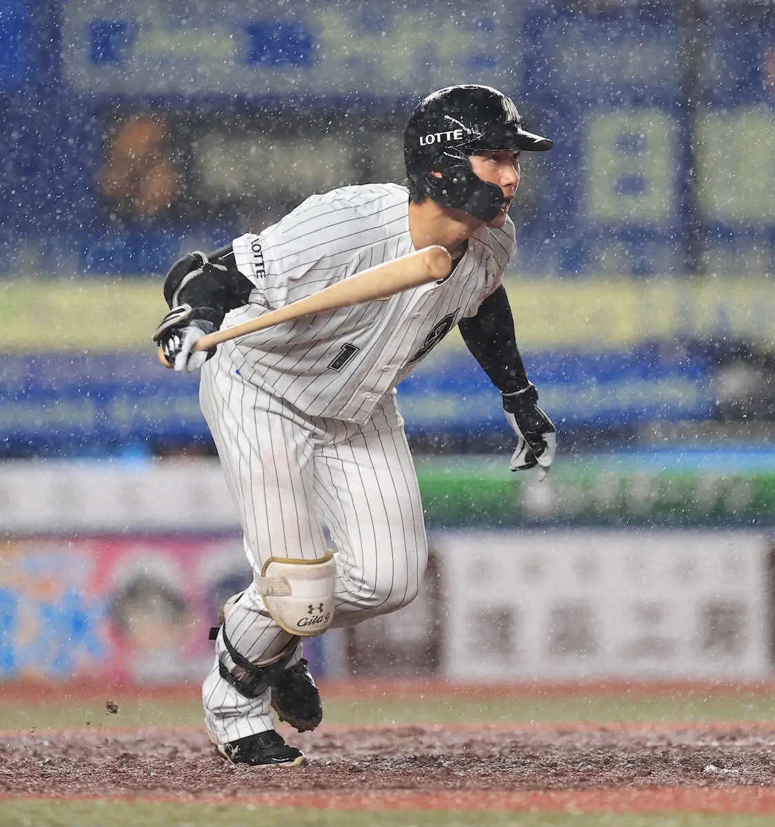 【画像・写真】＜ロ・オ＞5回、藤原が右前打を放つ（撮影・篠原岳夫）