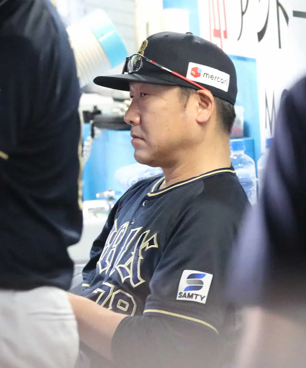 【画像・写真】オリックス・中嶋監督「生活がかかっとるんじゃ」　試合前待機、中断時間に怒　5分間審判に猛抗議