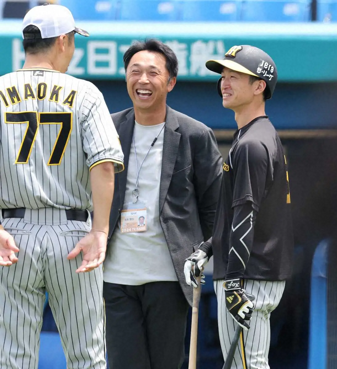 【画像・写真】阪神　近本が試合前練習中にロングラン談義　直近5試合は23打数2安打