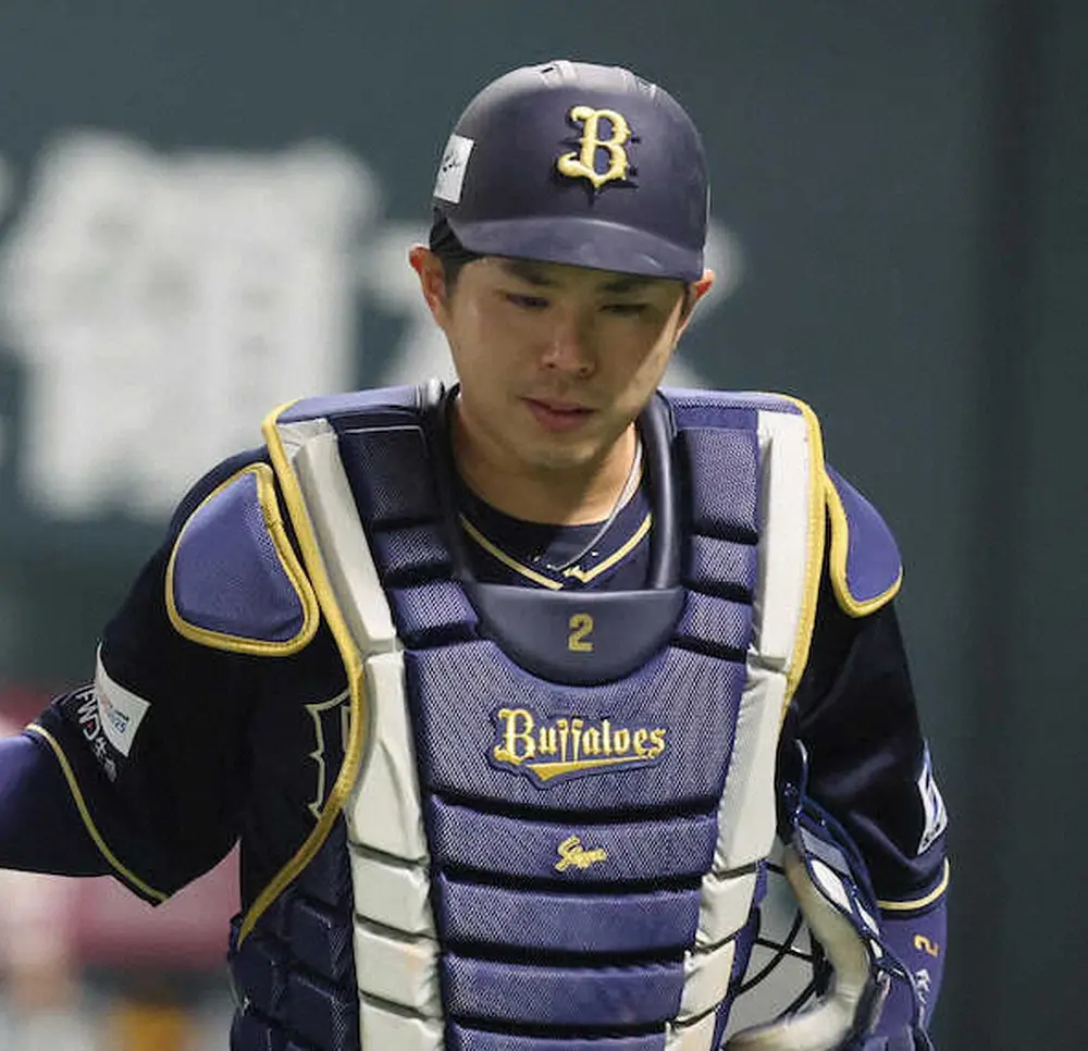 【画像・写真】オリックスにアクシデント　若月が左手首付近に死球受ける　球場一時騒然も治療後にプレー続行