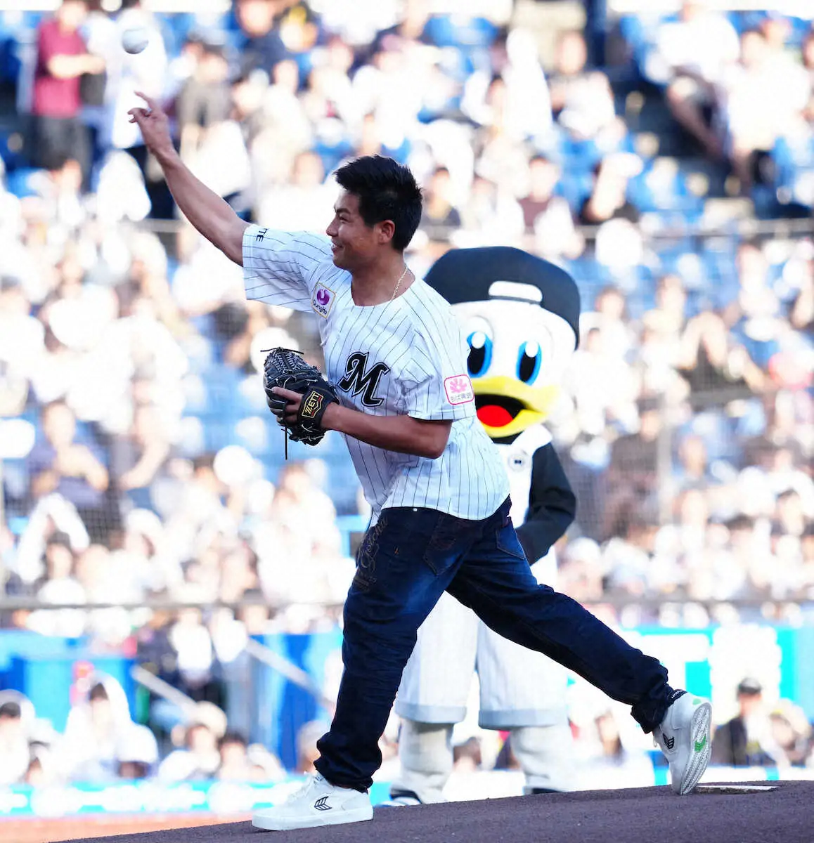 【画像・写真】サーフィン五輪代表・稲葉玲王　ZOZOマリンでノーバン始球式「夢かなってうれしい」