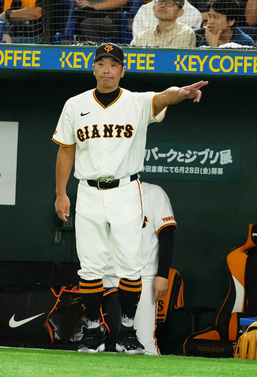 【画像・写真】巨人・阿部監督　好機に凡退の4番・岡本の打順変更「ちょっと考えます」