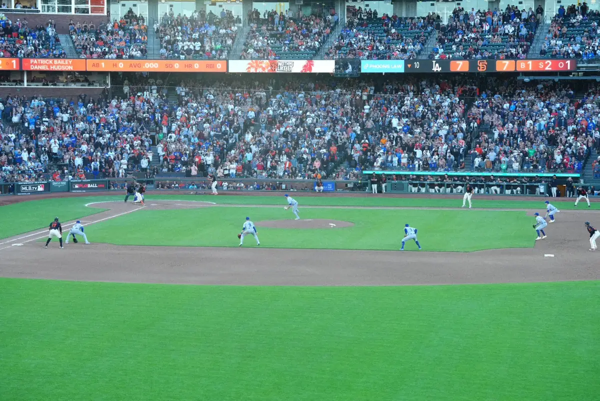 【画像・写真】ド軍　延長10回1死満塁で内野5人シフト　指揮官が執念采配でピンチ回避し今季最長3時間45分死闘制す