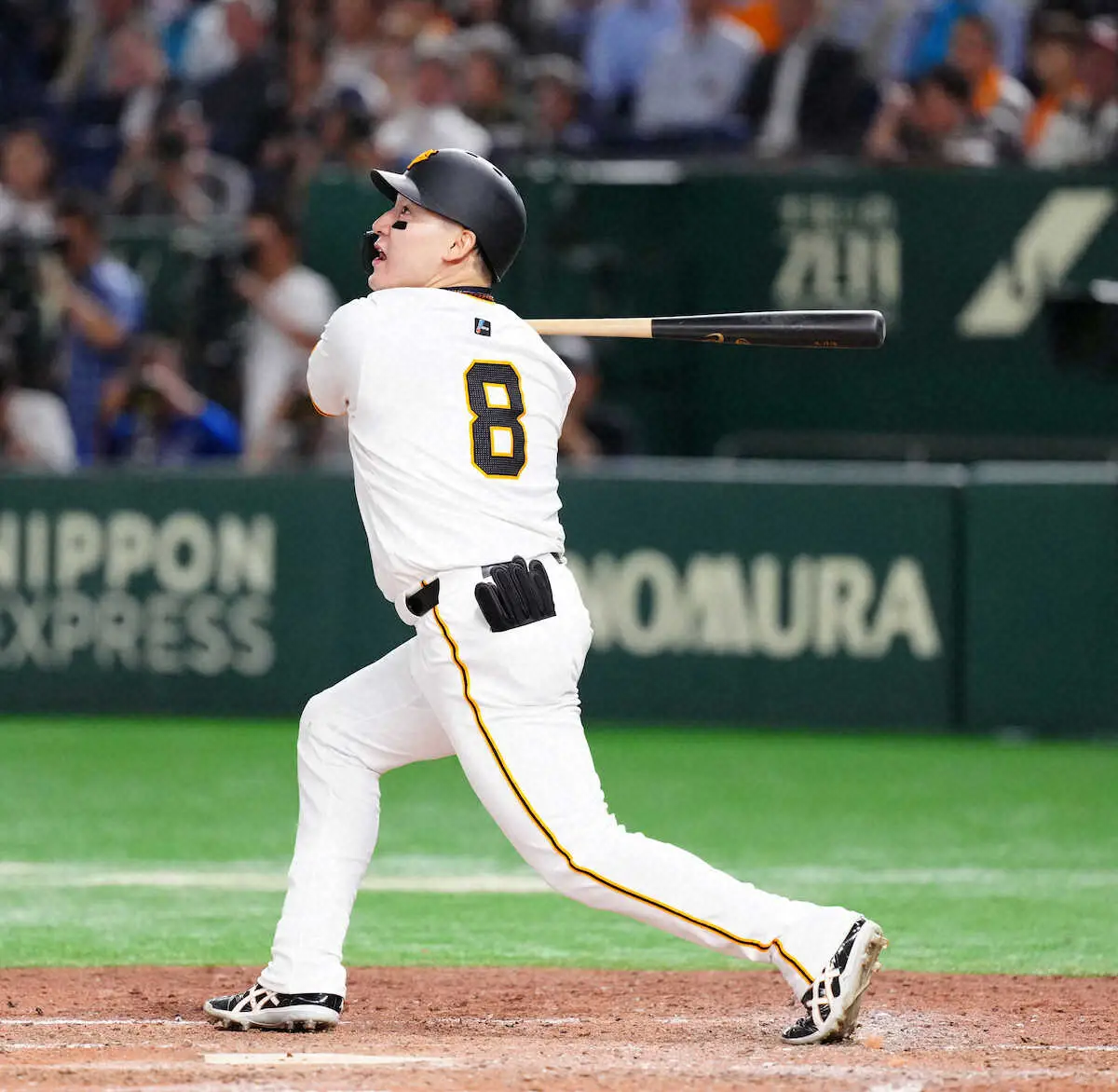 【画像・写真】打撃好調の巨人・丸が初回からいきなり“災難”　岡本和の強烈なファウルが太腿を直撃　スタンド騒然