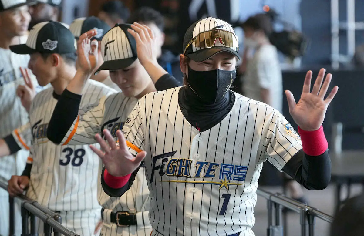 【画像・写真】日本ハム　エスコンFにレジェンドOB集結！三浦政基が投げ、新庄監督が受けた　50年の歴史つなぐ始球式