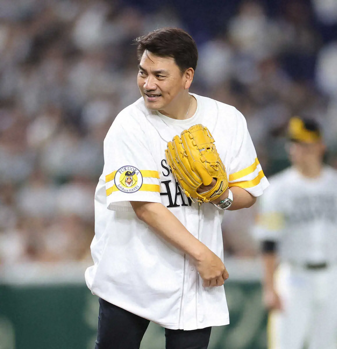 【画像・写真】前ロッテ監督、ホークスOBの井口資仁氏が万感始球式　初のソフトバンクユニホームに「新鮮な感じですね」