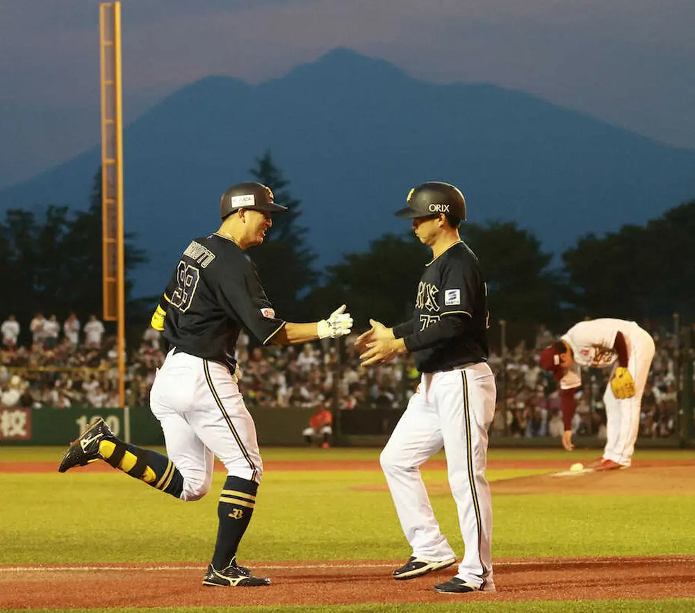 【画像・写真】オリックス・杉本　岩木山が見下ろす弘前「はるか夢球場」の夜空に鮮やかなアーチ