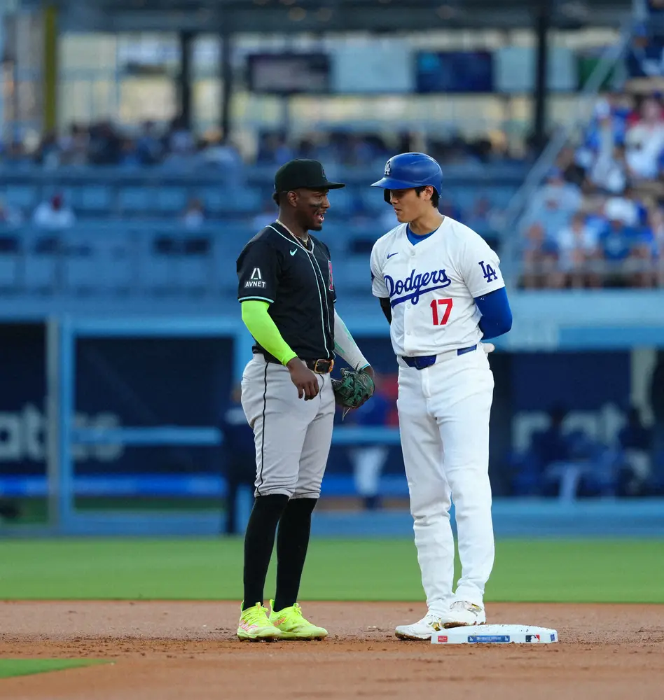 【画像・写真】「サインクダサイ」昨季球宴で夢叶えたペルドモ“憧れの人”大谷翔平と塁上で歓談　至福の時過ごす