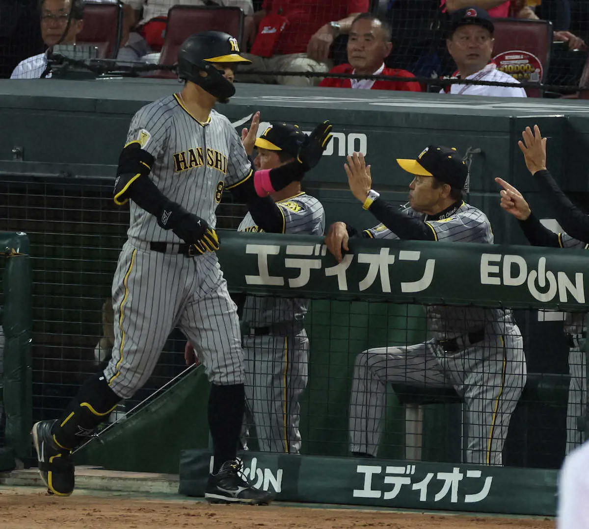 【画像・写真】阪神・岡田監督　虎指揮官として514勝！藤本定義監督に並ぶ球団タイ記録　佐藤輝2発で決めた
