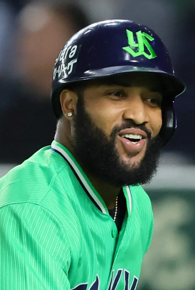 【画像・写真】ヤクルト　リーグ2冠のサンタナが3回の守備から途中交代　2回の走塁で足を痛めたか