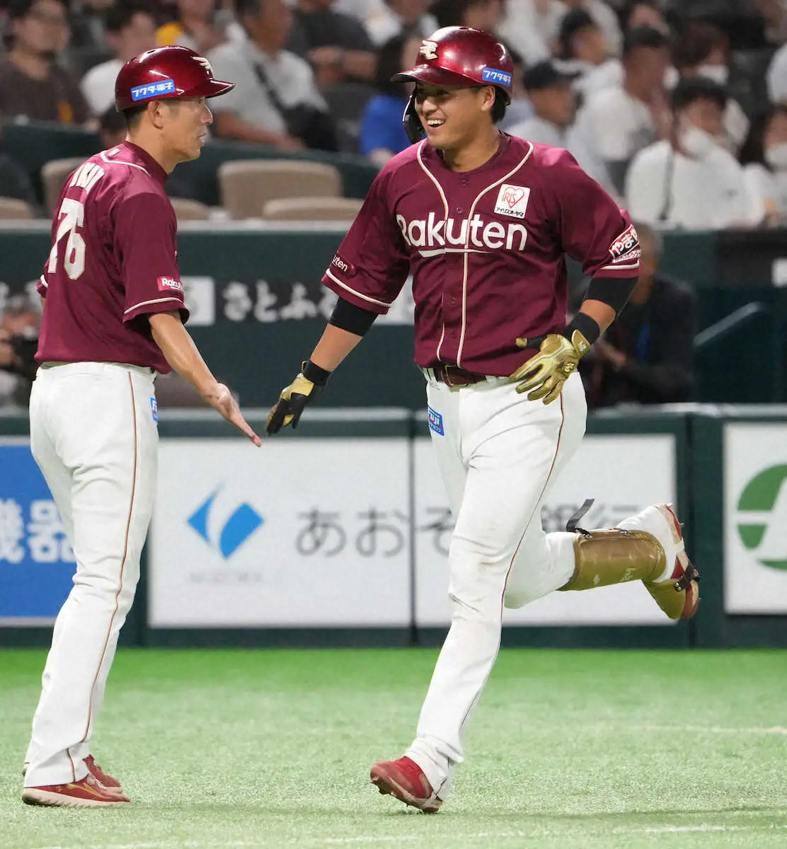 【画像・写真】＜ソ・楽＞5回、2ランを放った黒川（右）は笑顔（撮影・岡田　丈靖）