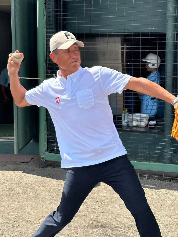 【画像・写真】全国高校野球選手権佐賀大会開幕　レジェンドがストライク始球式　小城市出身の元西武監督・辻発彦氏