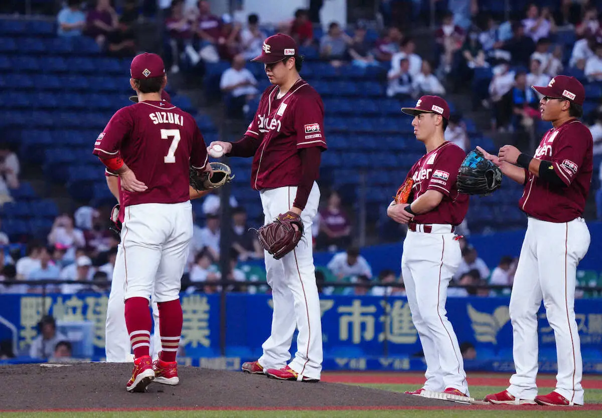 【画像・写真】楽天　3年目右腕の先発・松井友飛が1死も取れずに8失点で降板　6連打も浴びてベンチに戻ると放心状態