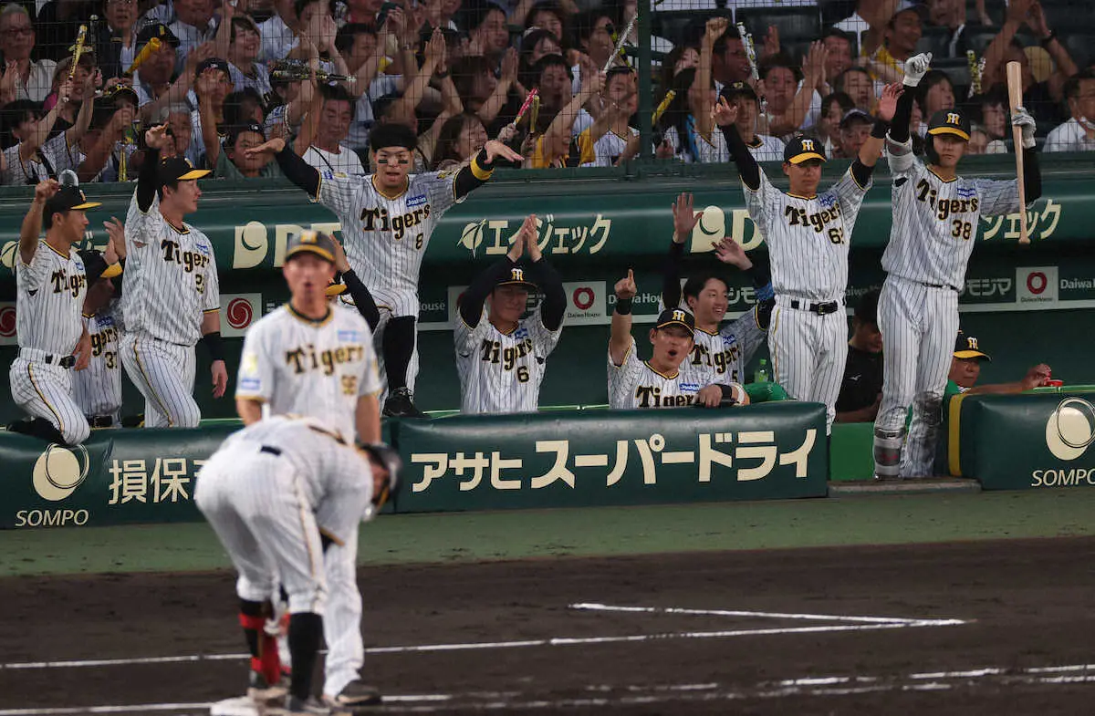 【画像・写真】阪神・野口　プロ初スタメンで奥川撃ちの同点打　佐藤輝が蝶ポーズでベンチから祝福