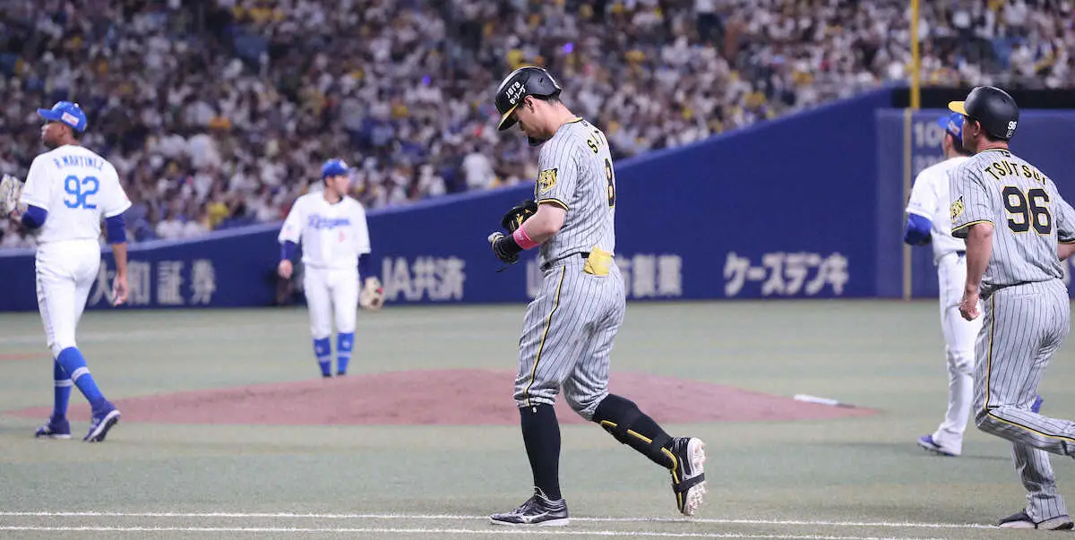 【画像・写真】【阪神・岡田監督語録】4回1死二、三塁で連続三振の大山、佐藤輝に「なんでちょこんと当てへんの」