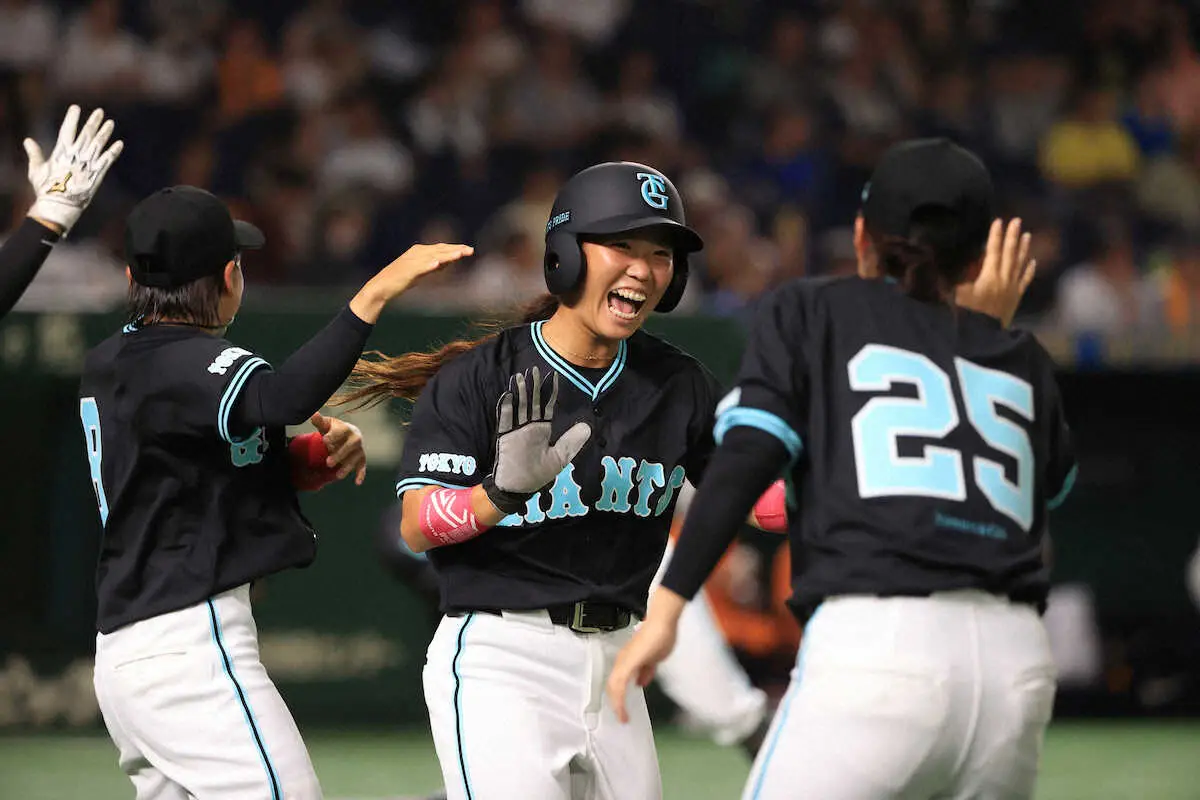【画像・写真】女子野球「伝統の一戦」巨人が阪神に勝利　宮本和知監督「練習から涙だらけの毎日。素晴らしい一日」