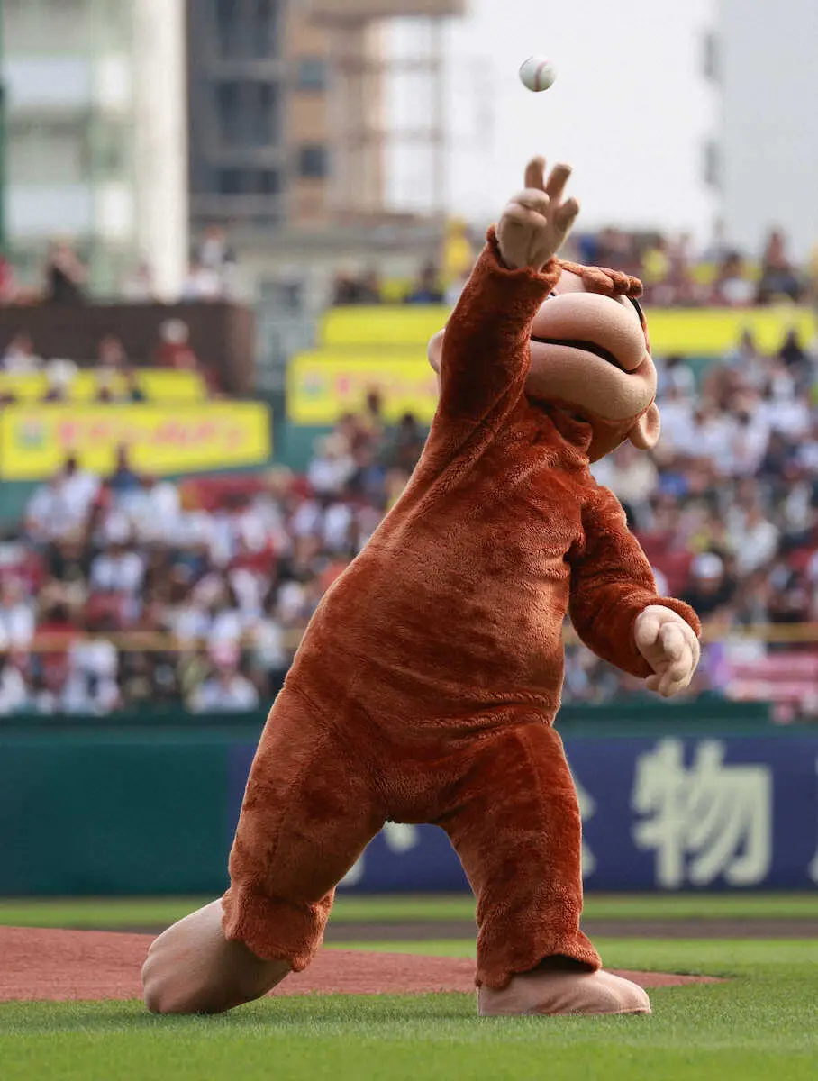 【画像・写真】「おさるのジョージ」が見事なノーバン投球！　楽天―西武戦セレモニアルピッチ