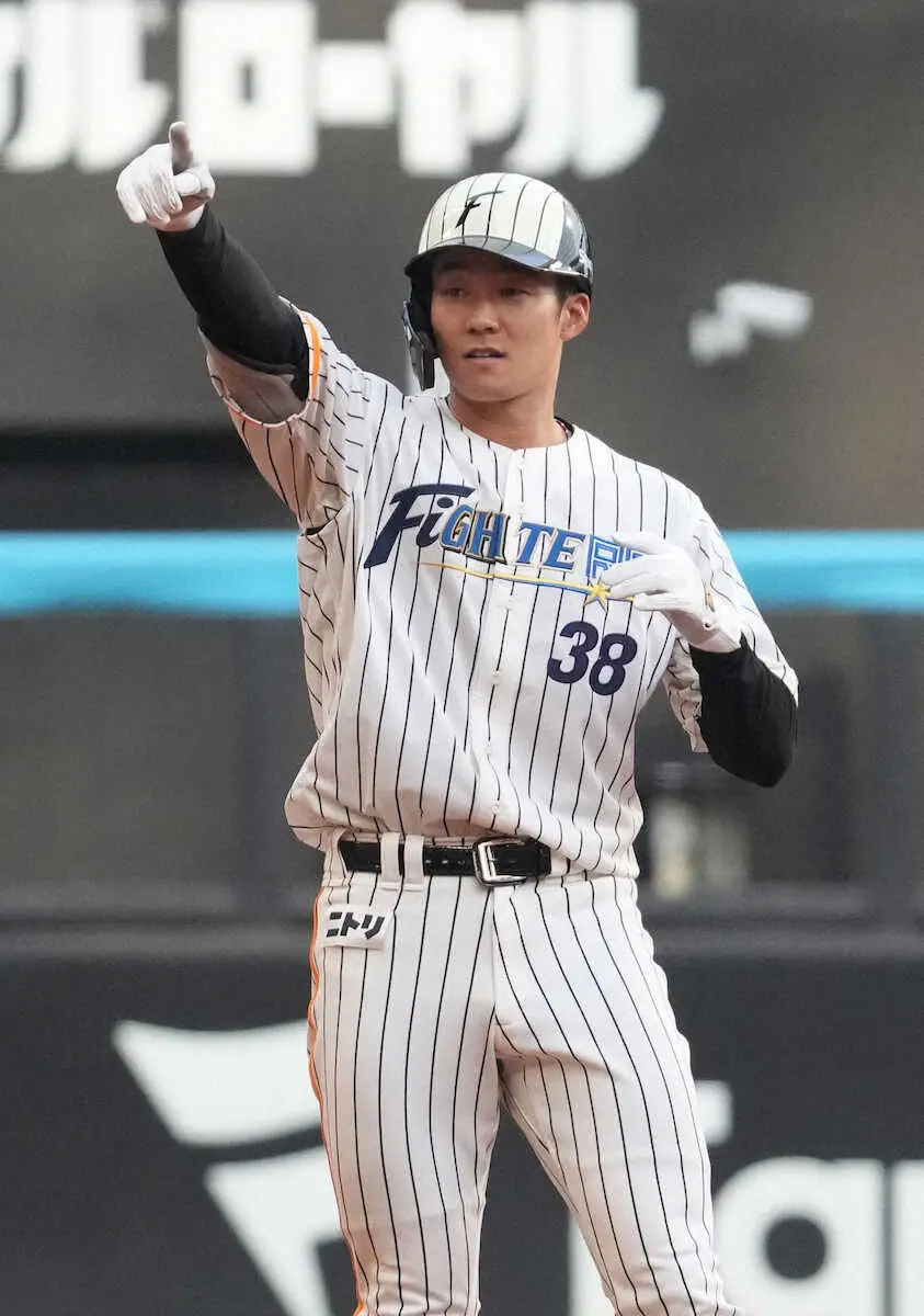 【画像・写真】日本ハム・石井　“勝利の女神”祖母の応援に同点二塁打で応えた