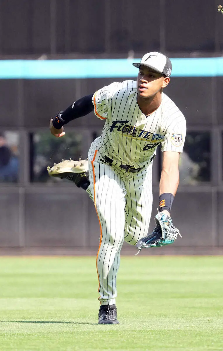 【画像・写真】最強“ほこ×たて”対決は日本ハム・万波の肩に軍配！　周東の足を間一髪で阻止した