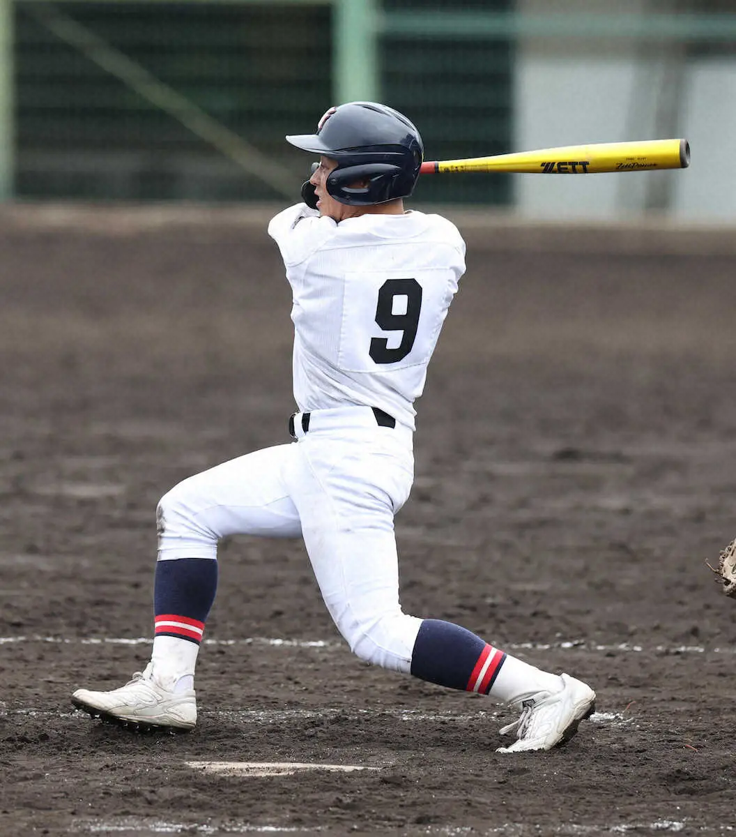 【画像・写真】＜洲本・社＞7回、社・竹岡は勝ち越し打を放つ（撮影・平嶋　理子）