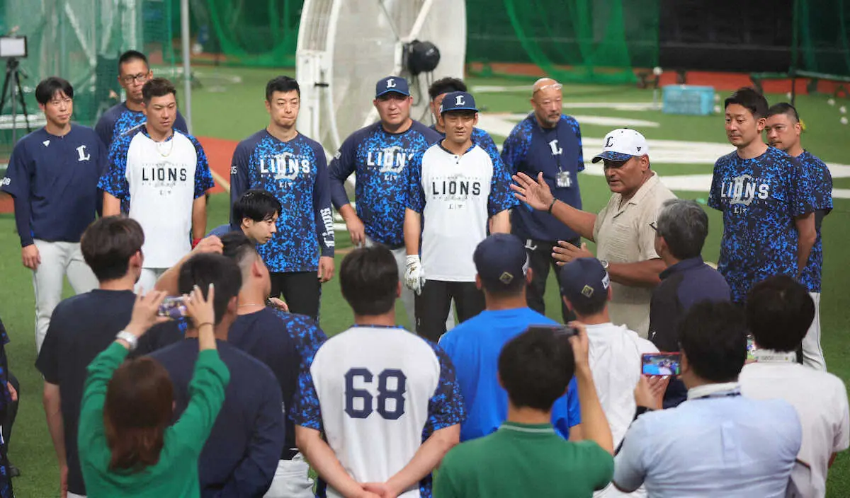 【画像・写真】西武デストラーデスペシャルアドバイザーが1軍視察　不振のコルデロに打撃指導「今は順応できていない」