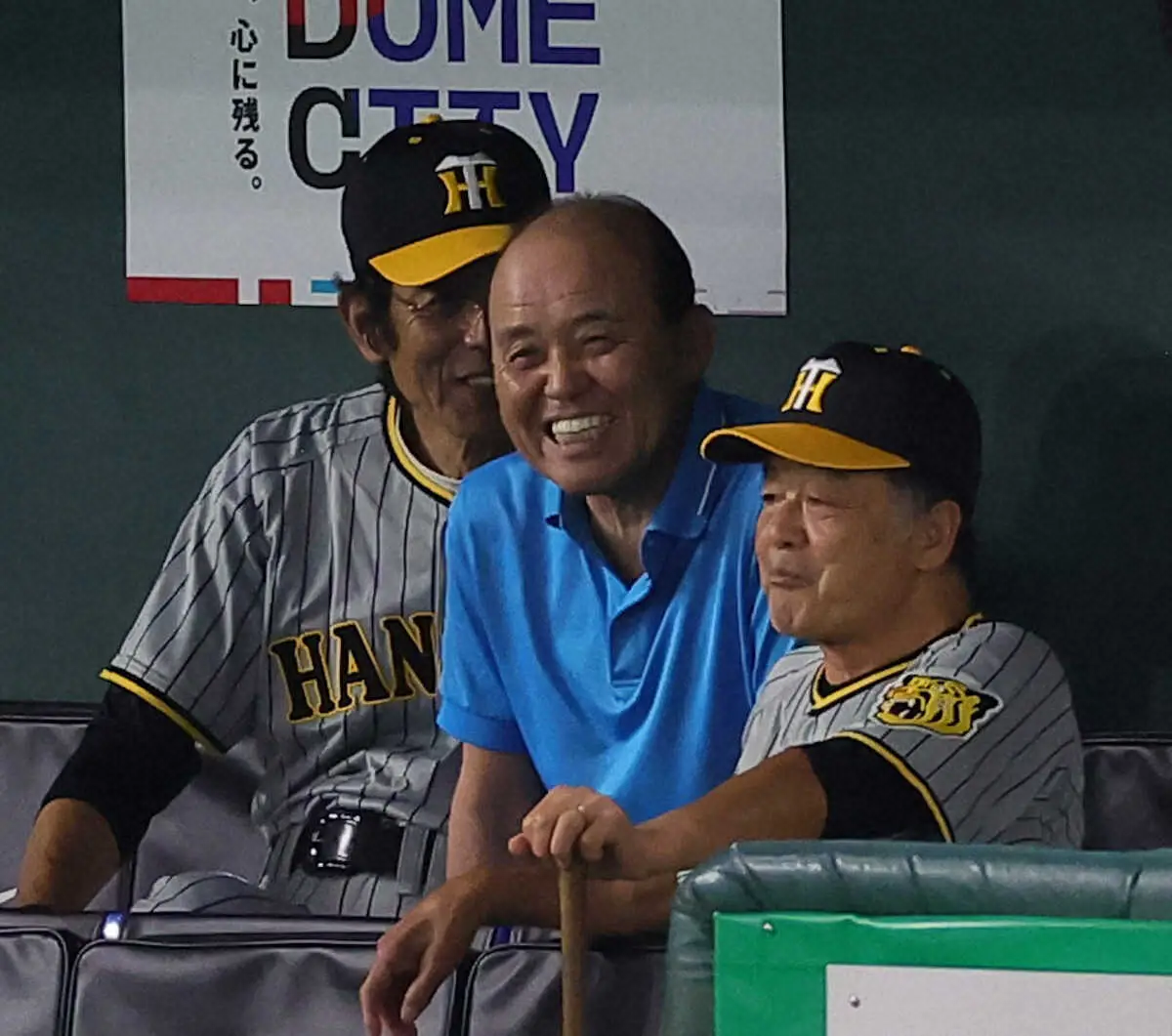 【画像・写真】阪神・岡田監督　巨人とのOB戦に“飛び入り参加”　私服で三塁側ベンチに