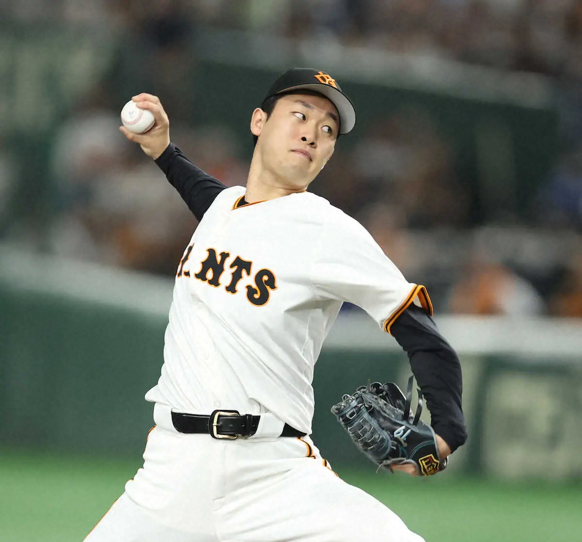 【画像・写真】巨人・山崎伊織　同郷で同学年の才木に闘志むき出し　三振に打ち取られ、バット叩きつけて悔しがる