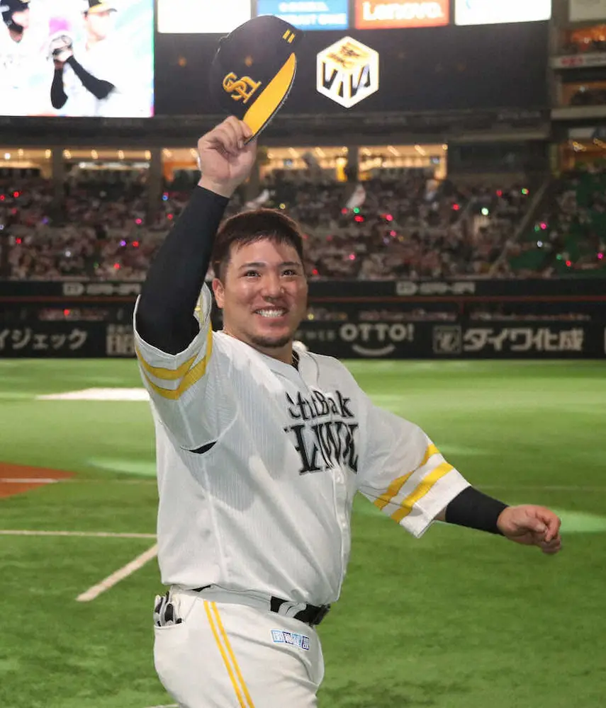 【画像・写真】ソフトバンク・山川　77日ぶり猛打賞&決勝打　22年の自分の映像をチェック「これから打てそうだなー」