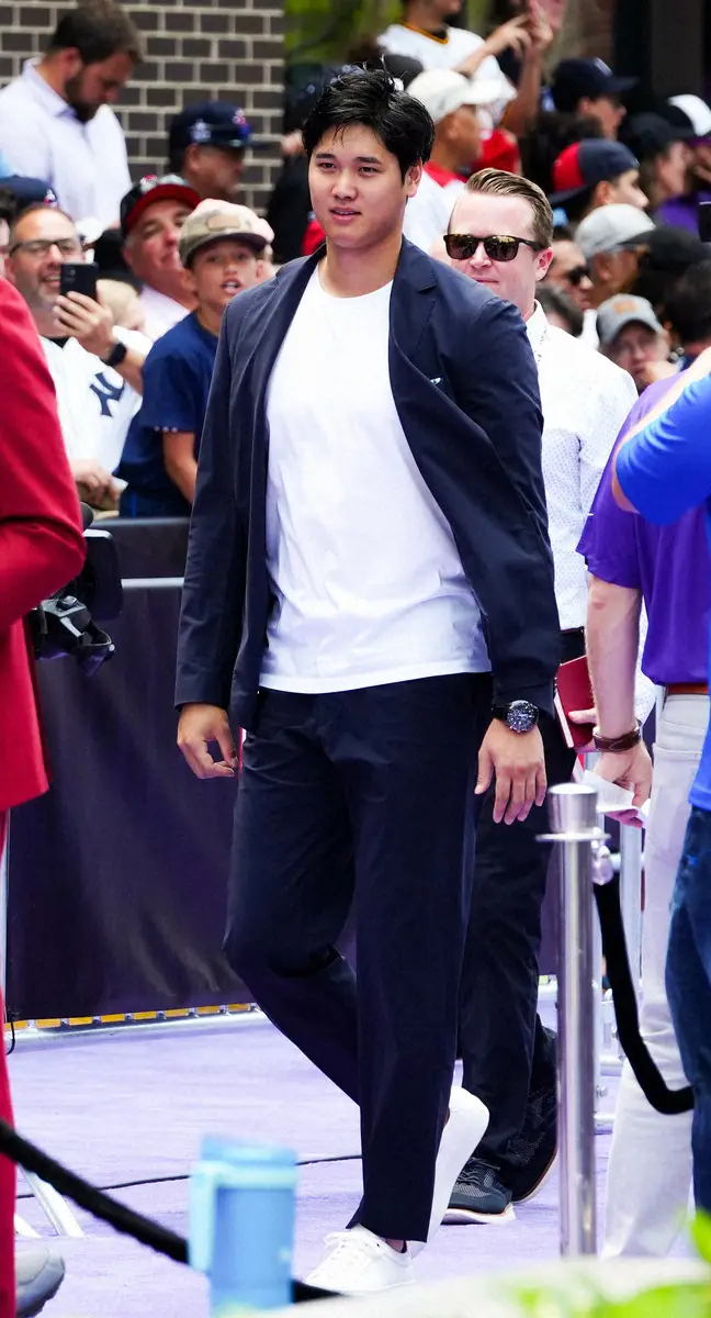 【画像・写真】大谷翔平「楽しみたい」　真美子夫人と手をつなぎレッドカーペット登場　「デコピン」描かれたスーツも披露