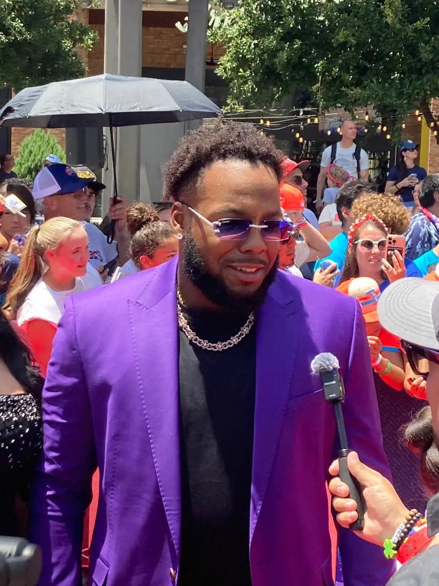 【画像・写真】さすがMLB！“ド派手”衣装でレッドカーペット闊歩　上半身裸にジャケット着こなす上級者も