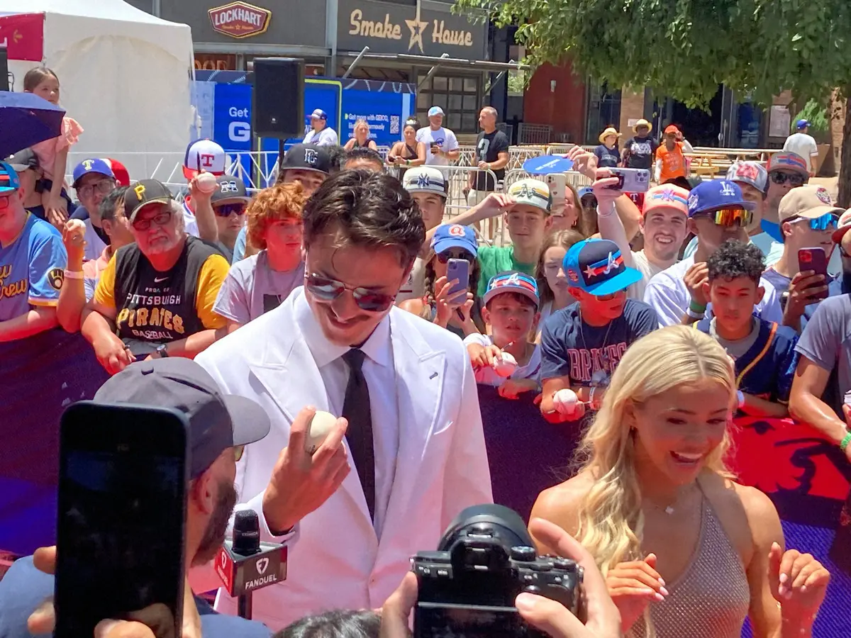 【画像・写真】パイレーツ・スキーンズ　インフルエンサーの恋人を伴って初のレッドカーペットを満喫