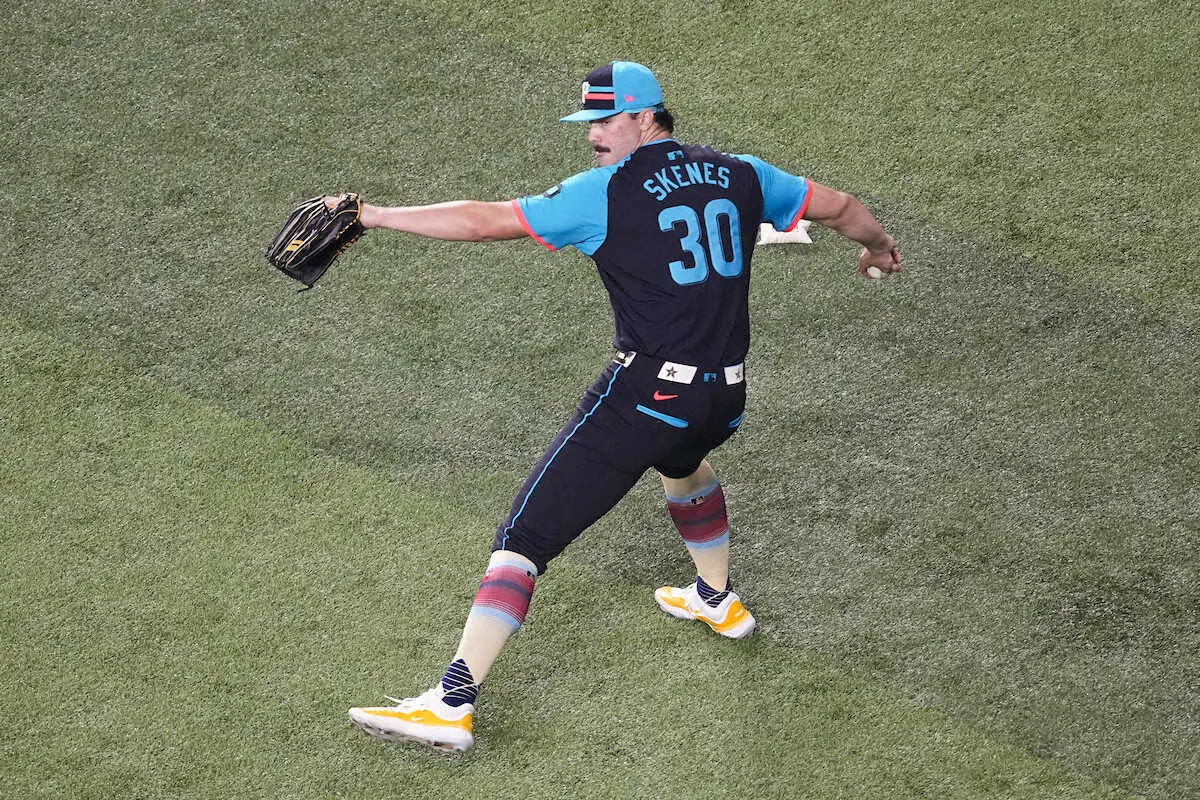 【画像・写真】“怪物新人”スキーンズがジャッジとの“モンスター対決”160キロ超で三ゴロ　注目彼女も中継に