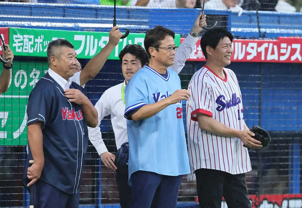 【画像・写真】古田敦也氏　ヤクルトにエール「巻き返して」　球団創設55周年記念始球式で川崎憲次郎氏とバッテリー