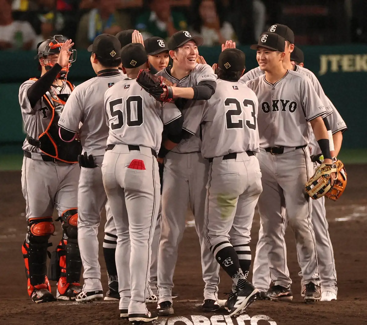 【画像・写真】2024年5月24日の甲子園での阪神戦。ノーヒットノーランを達成してナインに祝福される戸郷（中央）