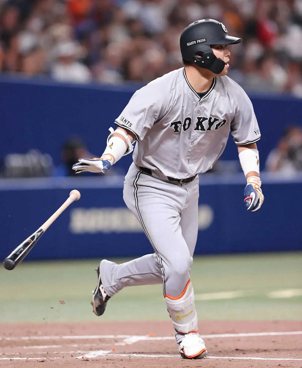 【画像・写真】巨人・大城卓三　貴重な追加点となる2点適時打にニッコリ、阿部監督は拍手！　2戦ぶり一塁で即結果