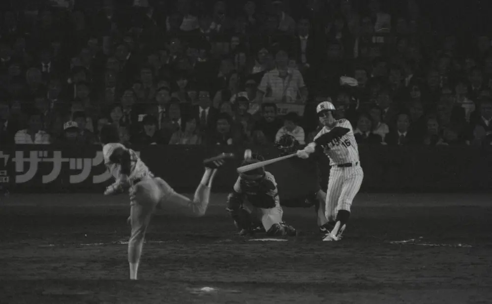 【画像・写真】1985年4月17日の阪神ー巨人戦、７回に巨人・槙原から伝説の「バックスクリーン3連発」の3本目を放つ阪神・岡田彰布