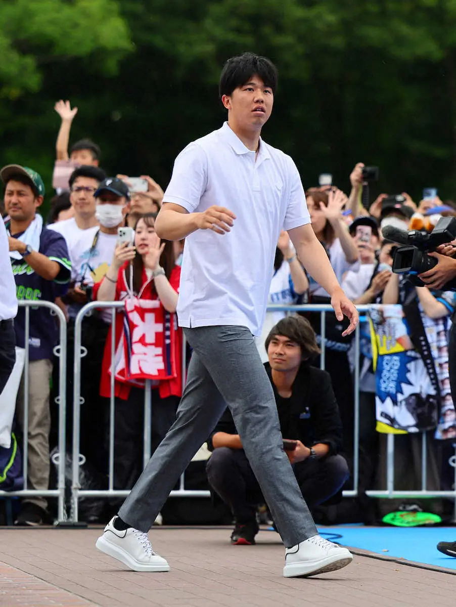 【画像・写真】【球宴】阪神・才木　モデル体型生かしたシンプルコーデで登場！服選び「あいつのセンスです」