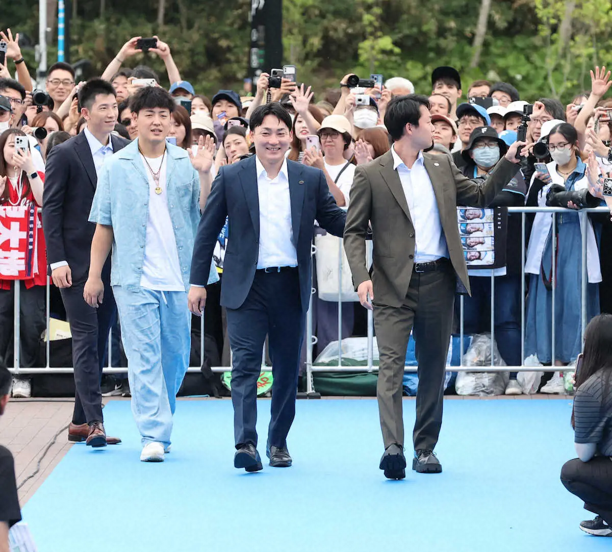 【画像・写真】【球宴】ヤクルト・村上　ゴツめネックレス重ねづけでブルーカーペット登場も…まさかの事実にネット爆笑