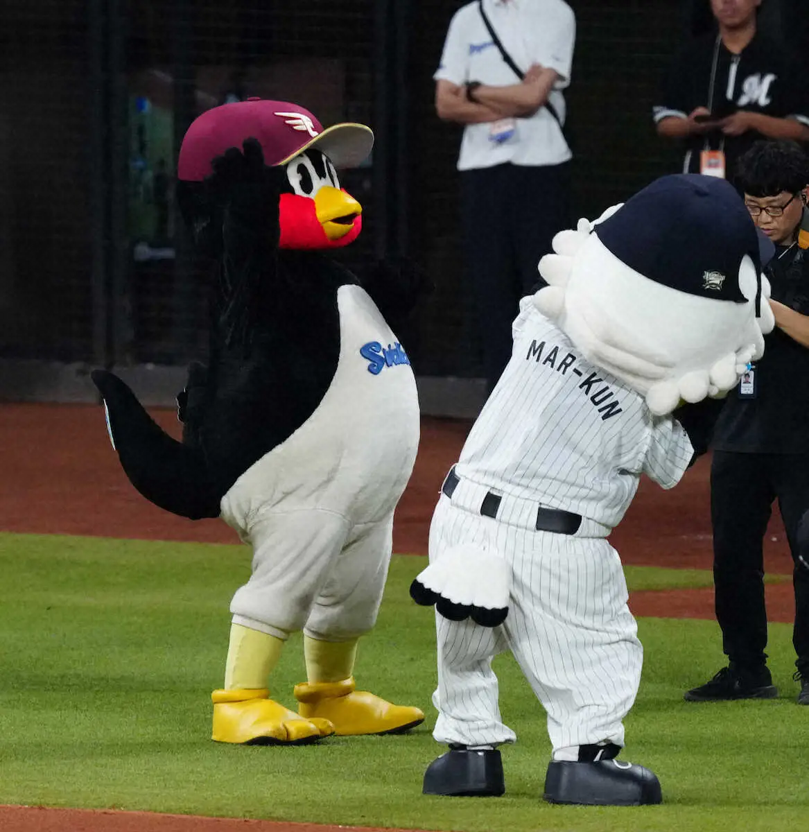 【画像・写真】【球宴】巨人・丸　試合後のベンチでつば九郎と大笑い！「何を話してるの？」などとファン興味津々